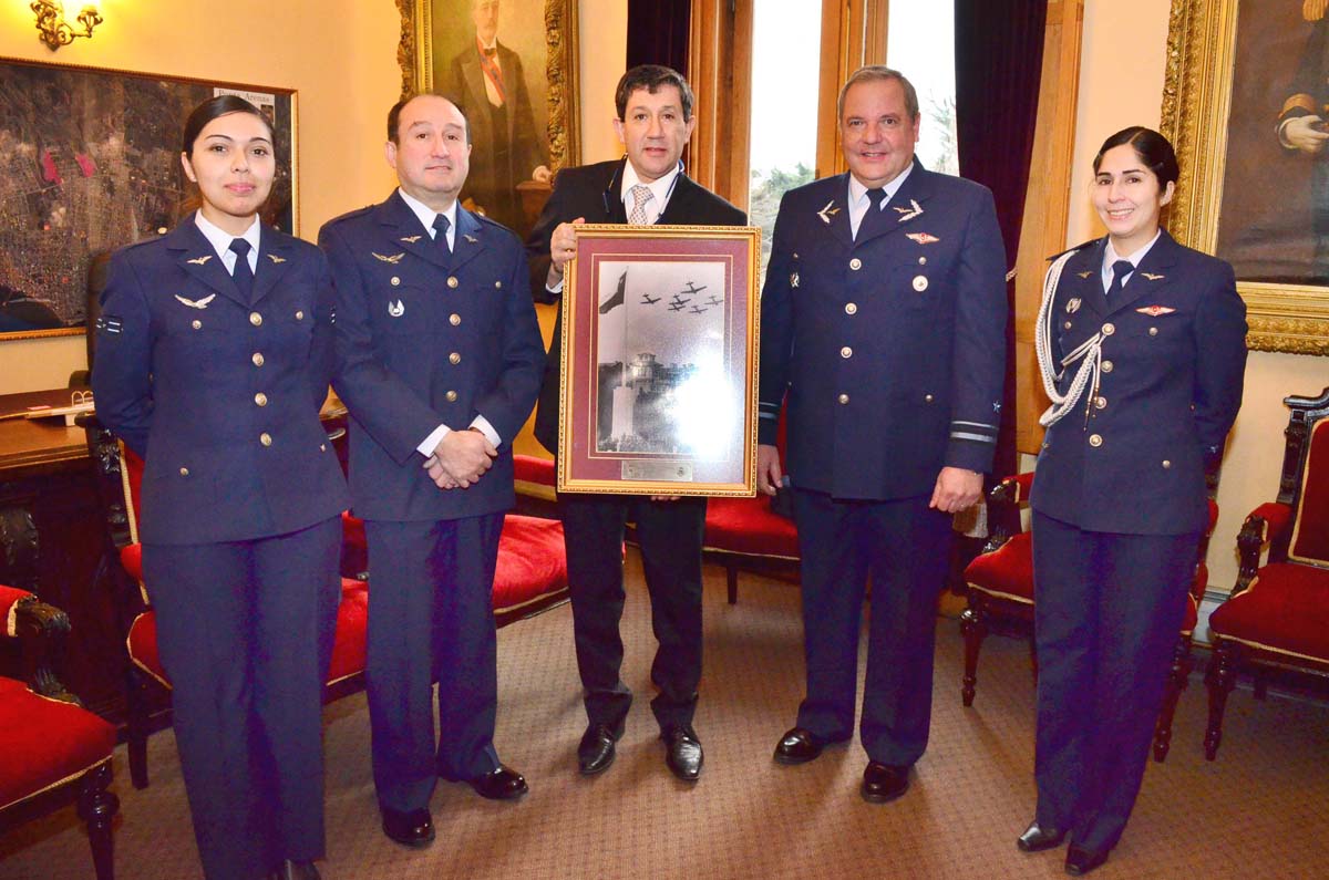 IVª Brigada Aérea saludó a municipio de Punta Arenas en su 119° Aniversario