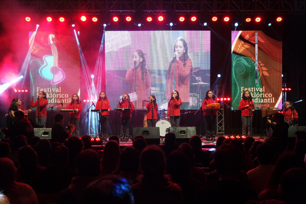 Se presentan en el escenario los ganadores del Festival  Folclórico Estudiantil en la Patagonia