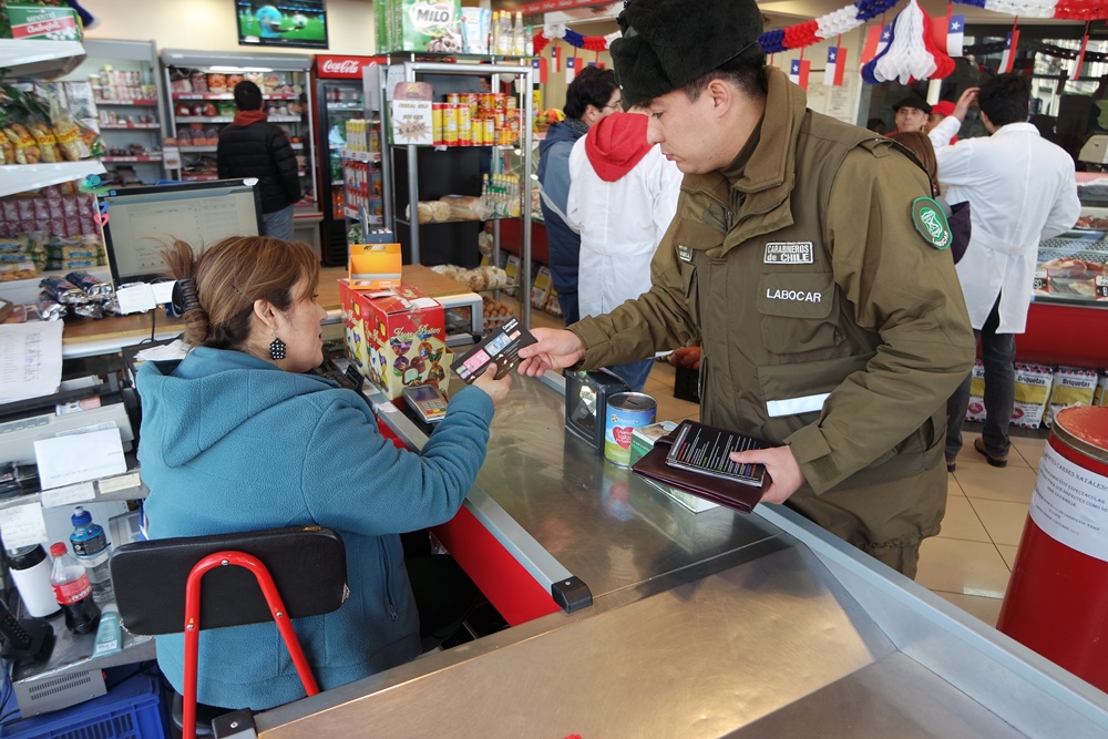 Carabineros entrega recomendaciones a comerciantes para reconocer billetes falsos en celebración de Fiestas Patrias