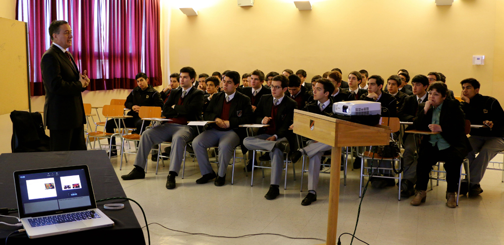 Presidente de la Corte de Punta Arenas dicta charla a estudiantes de su ex colegio