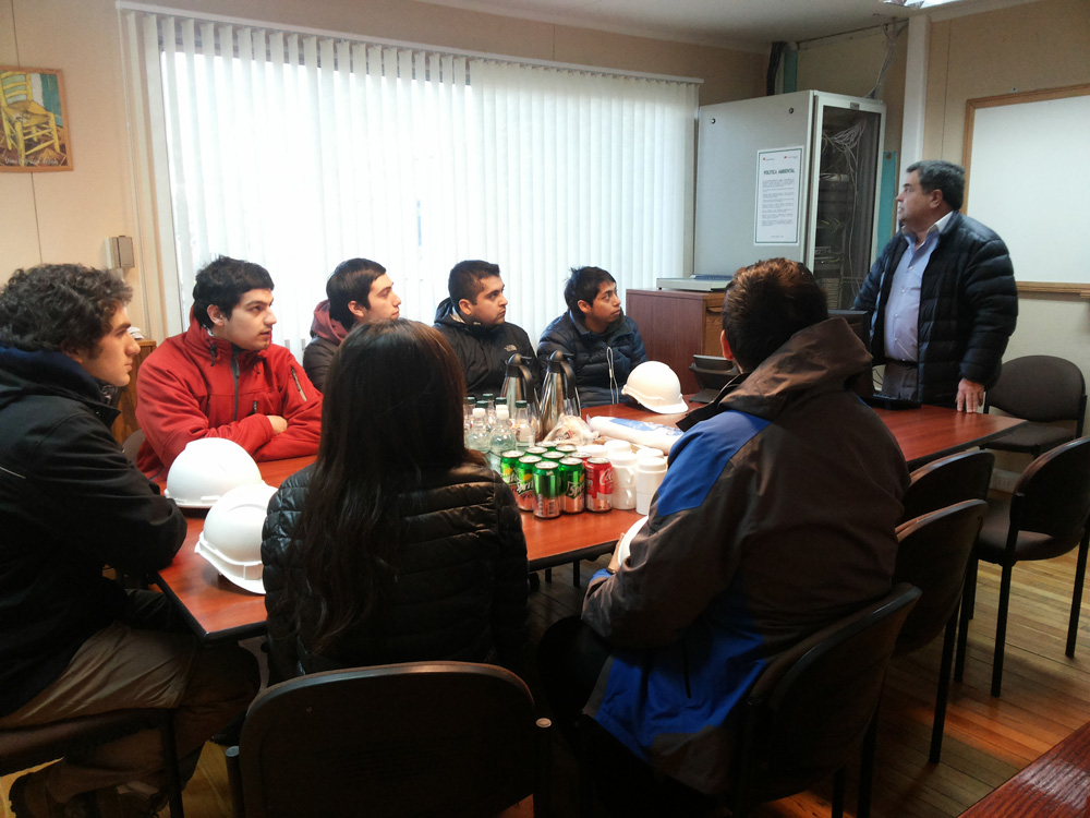 Estudiantes de la UMAG visitaron instalaciones de ENAP Magallanes