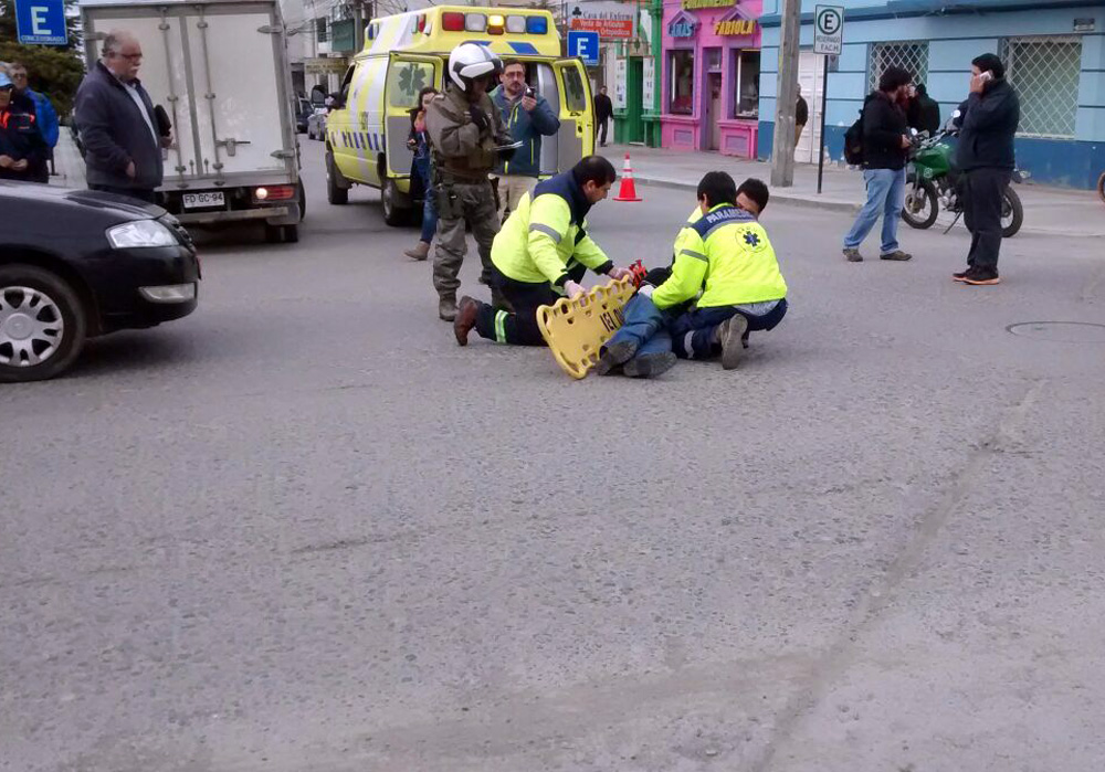 Hombre que cruzó con luz roja, fue atropellado en calle José Menéndez con Chiloé