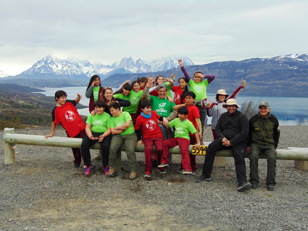 Forjadores Ambientales de la escuela Juan Ladrilleros celebran el Día del Medio Ambiente en el Parque Nacional Torres del Paine