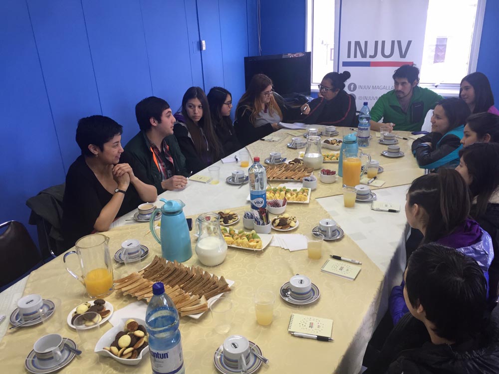 INJUV Magallanes realizó desayuno público en Puerto Natales para dialogar sobre los desafíos de la juventud