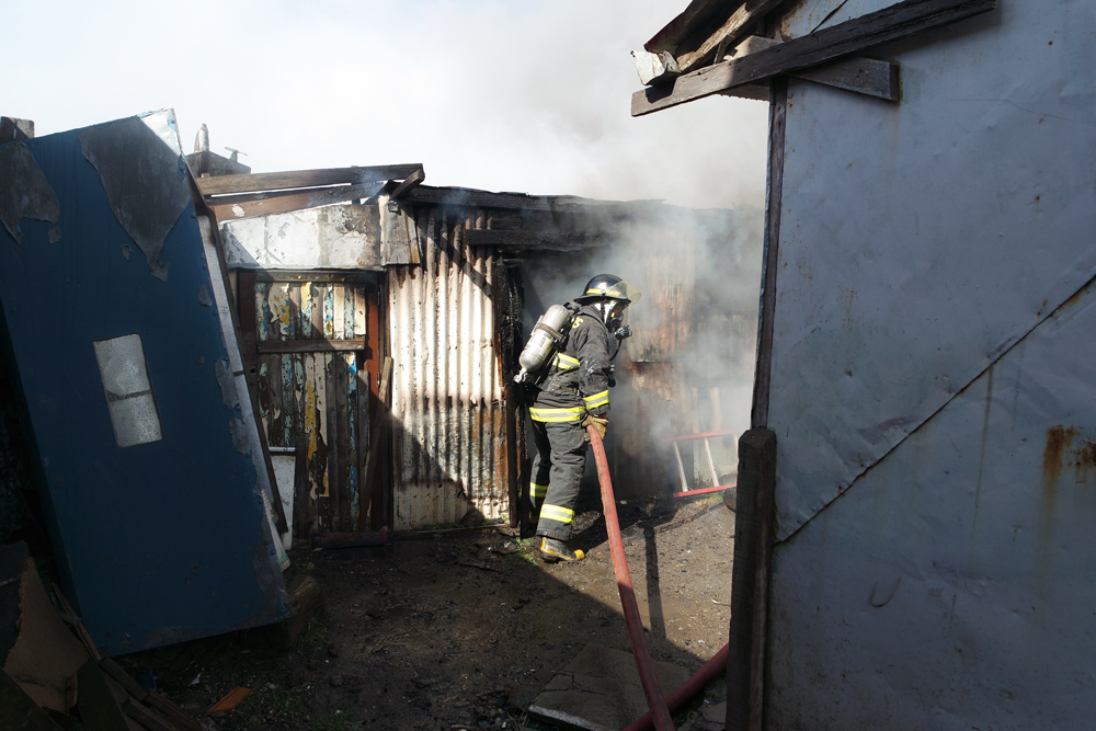 Incendio consumió en su totalidad vivienda interior en Armando Sanhueza
