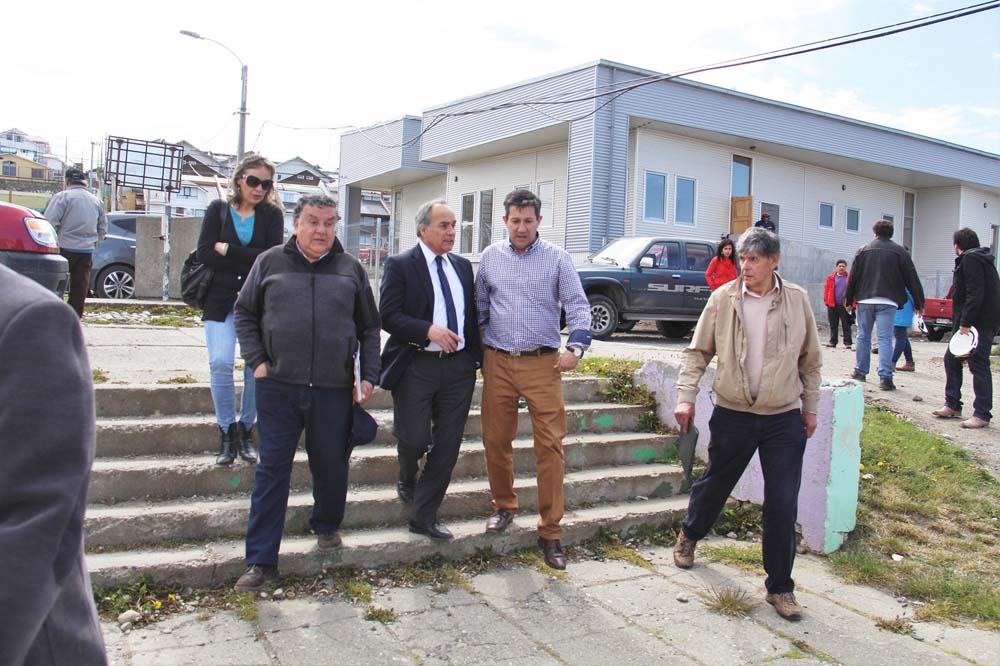 Alcalde de Punta Arenas recorrió junto a vecinos obras emplazadas en Población Fitz Roy