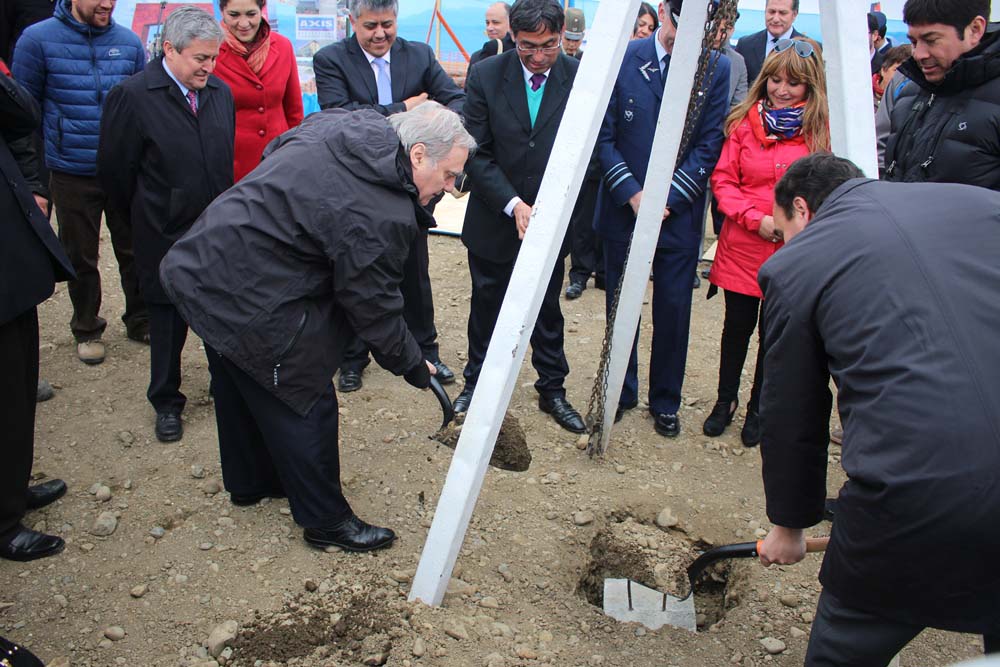 Subsecretario de Obras Públicas encabezó primera piedra en aeródromo de Puerto Natales