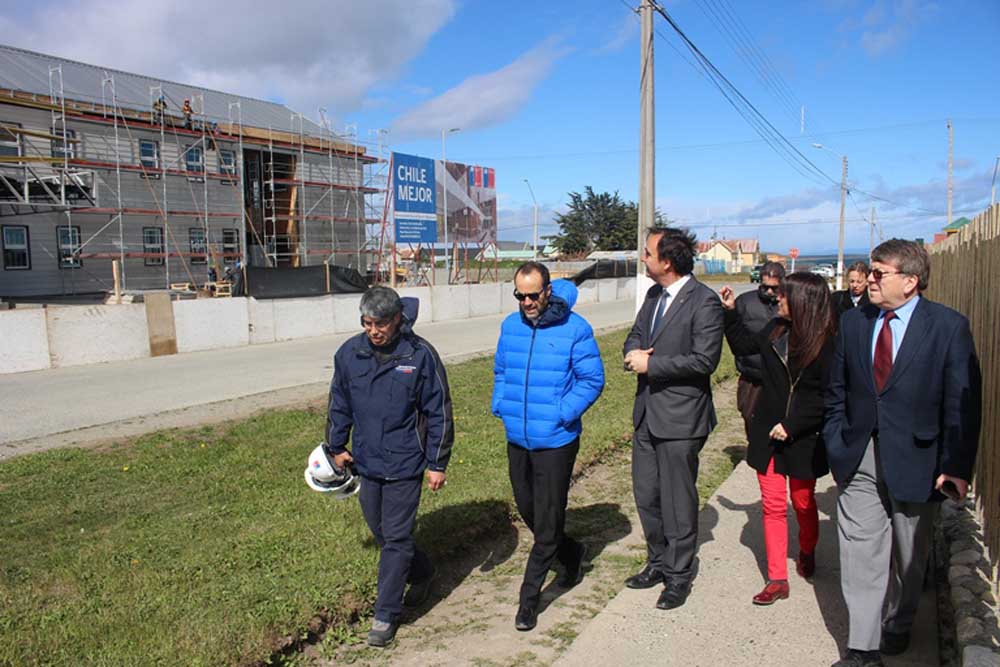 Intendente y directora nacional Arquitectura realizan visita inspectiva a obras de Hospital de Porvenir