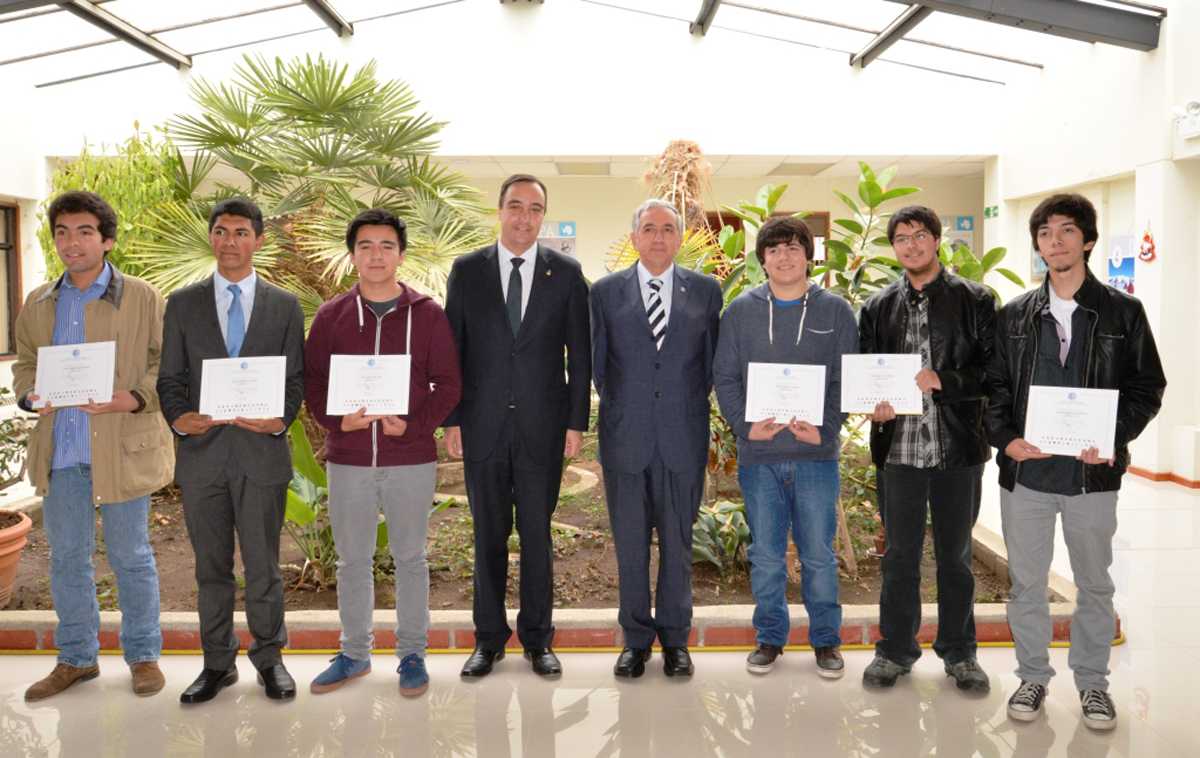Jóvenes con puntaje regional en la PSU recibieron distinción de la Universidad de Magallanes