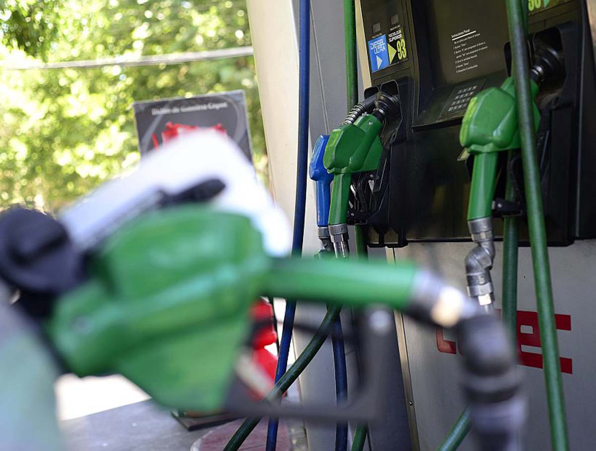 Bajan los precios de las bencinas y sube el diésel