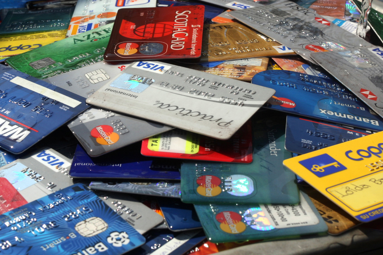 PDI Punta Arenas recibe dos denuncias por uso fraudulento de tarjeta de debito