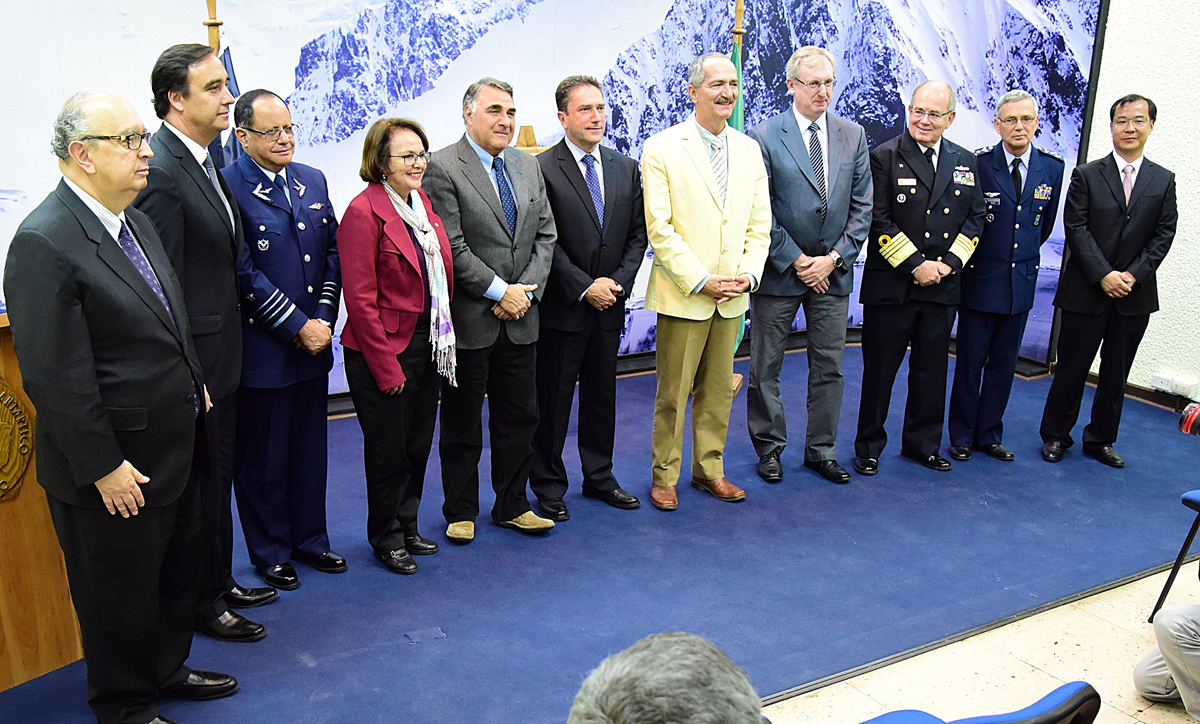 Ministro de Defensa asistió al acto simbólico de la primera piedra de la reconstrucción de la base de Brasil en la Antártica