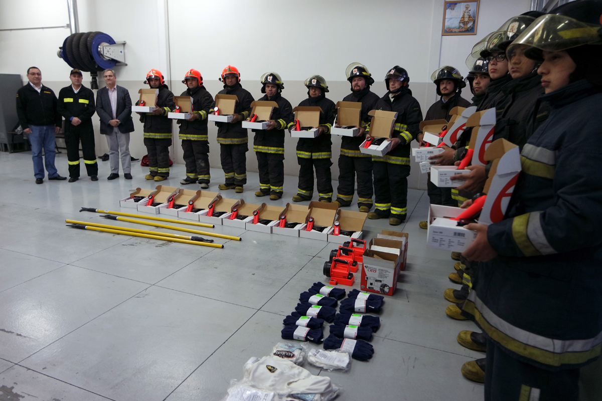 Empresa Nova Austral donó implemetos de seguridad a la Sexta Compañía de Bomnberos Bomba España de Punta Arenas