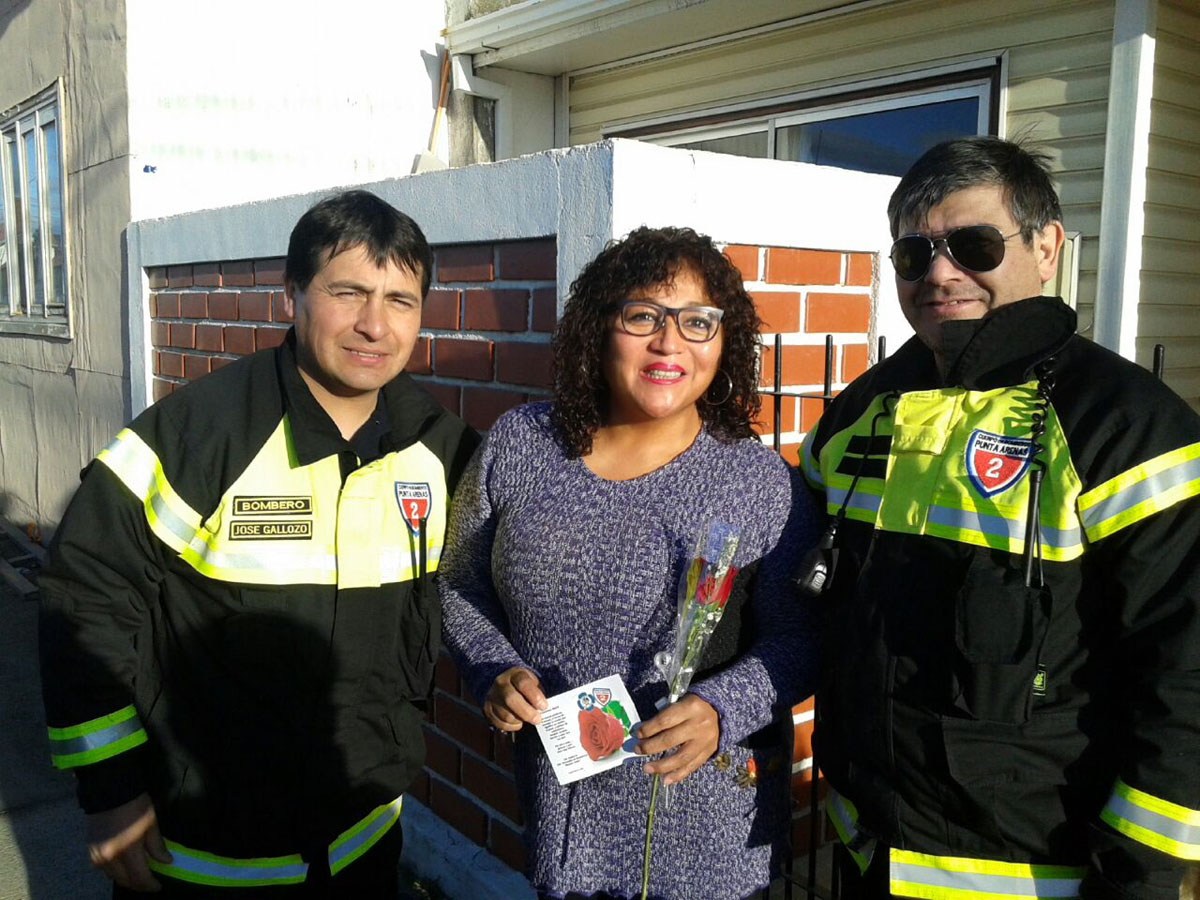Voluntarios de la Segunda Compañía de Bomberos regalaron rosas a las mamás en su día
