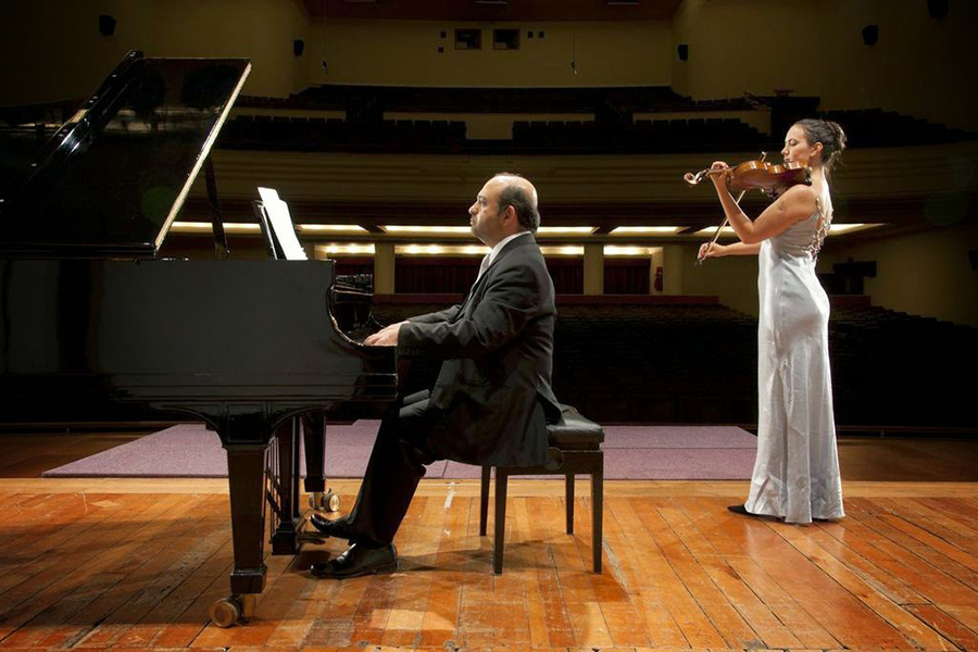 Pianista Alexandros Jusakos y violinista Yvanka Milosevic presentarán obras de compositor chileno Enrique Soro en auditorio de la UMAG