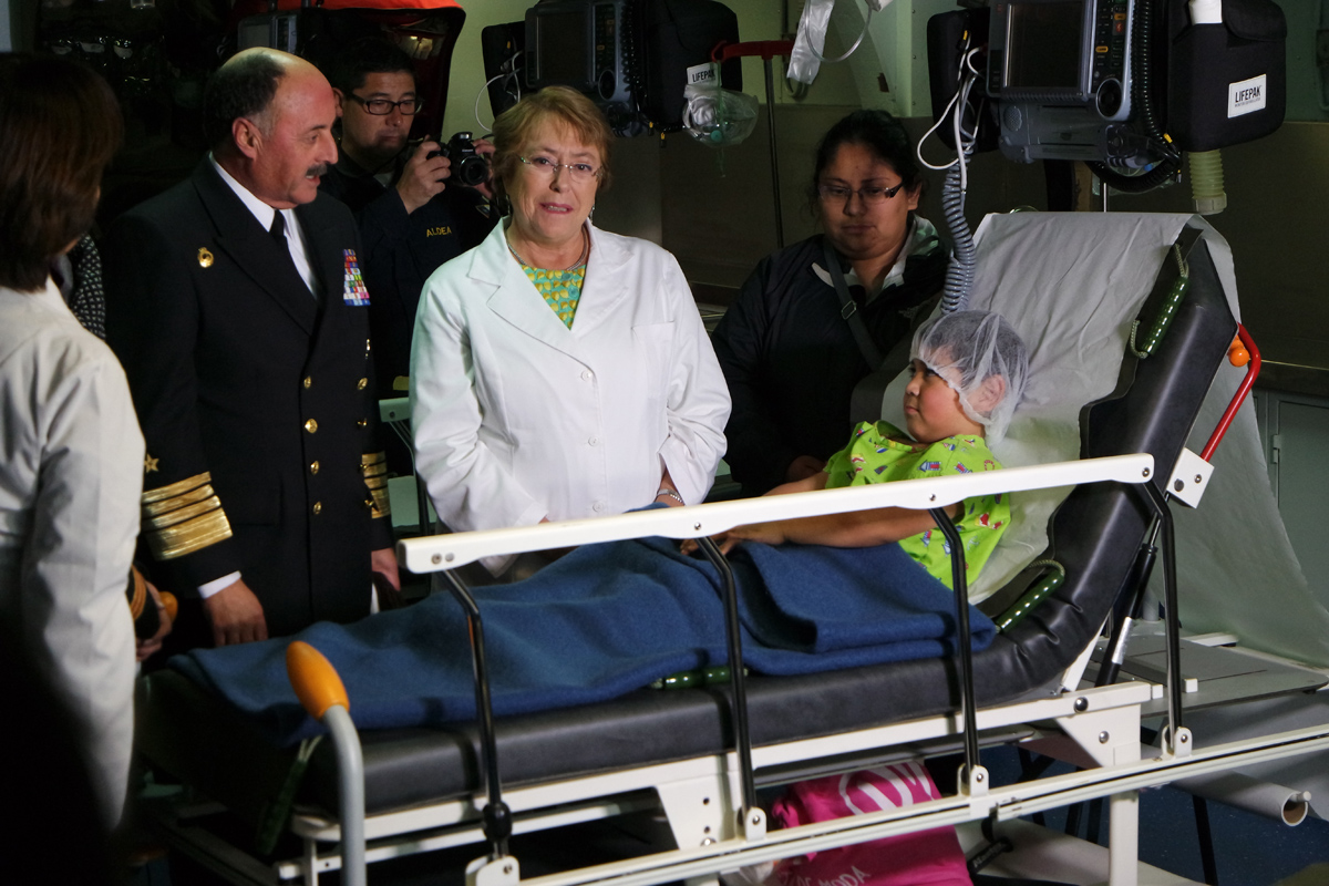 Presidenta Bachelet visitó pacientes del Buque Sargento Aldea