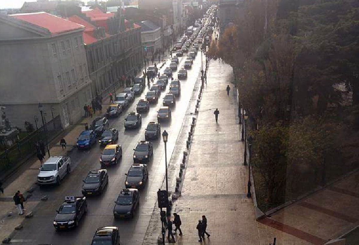 Más de 700 taxis y colectivos paralizaron sus funciones en Punta Arenas