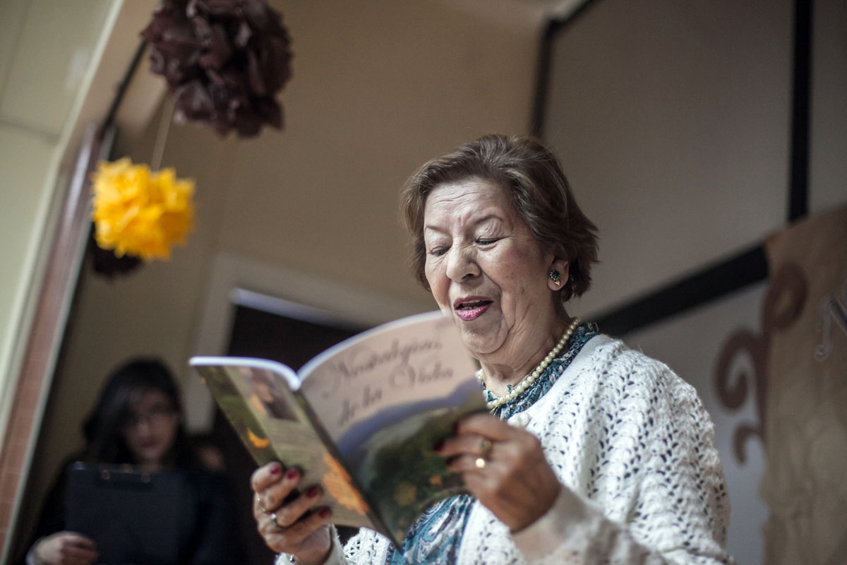 A sus 84 años, usuaria del Centro Diurno presentó libro de poesías “Nostalgias de la vida”