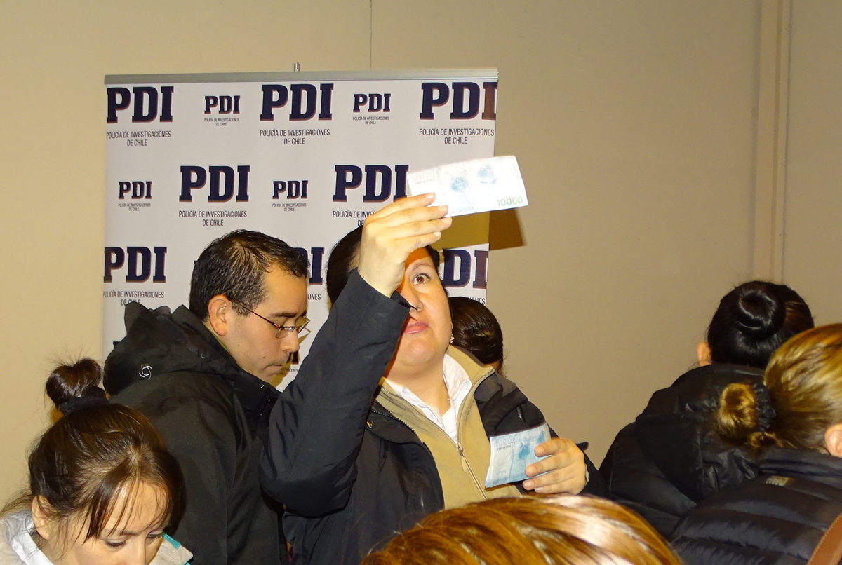 Con  el respaldo de CPC Magallanes, PDI capacitó a directivos y colaboradores de empresas locales en detección de billetes falsos.