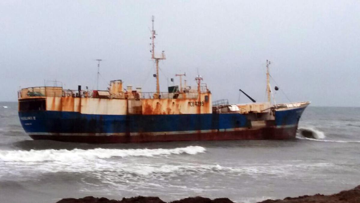 Varada del buque Factoría  “Magallanes III” en bahía de Punta Arenas