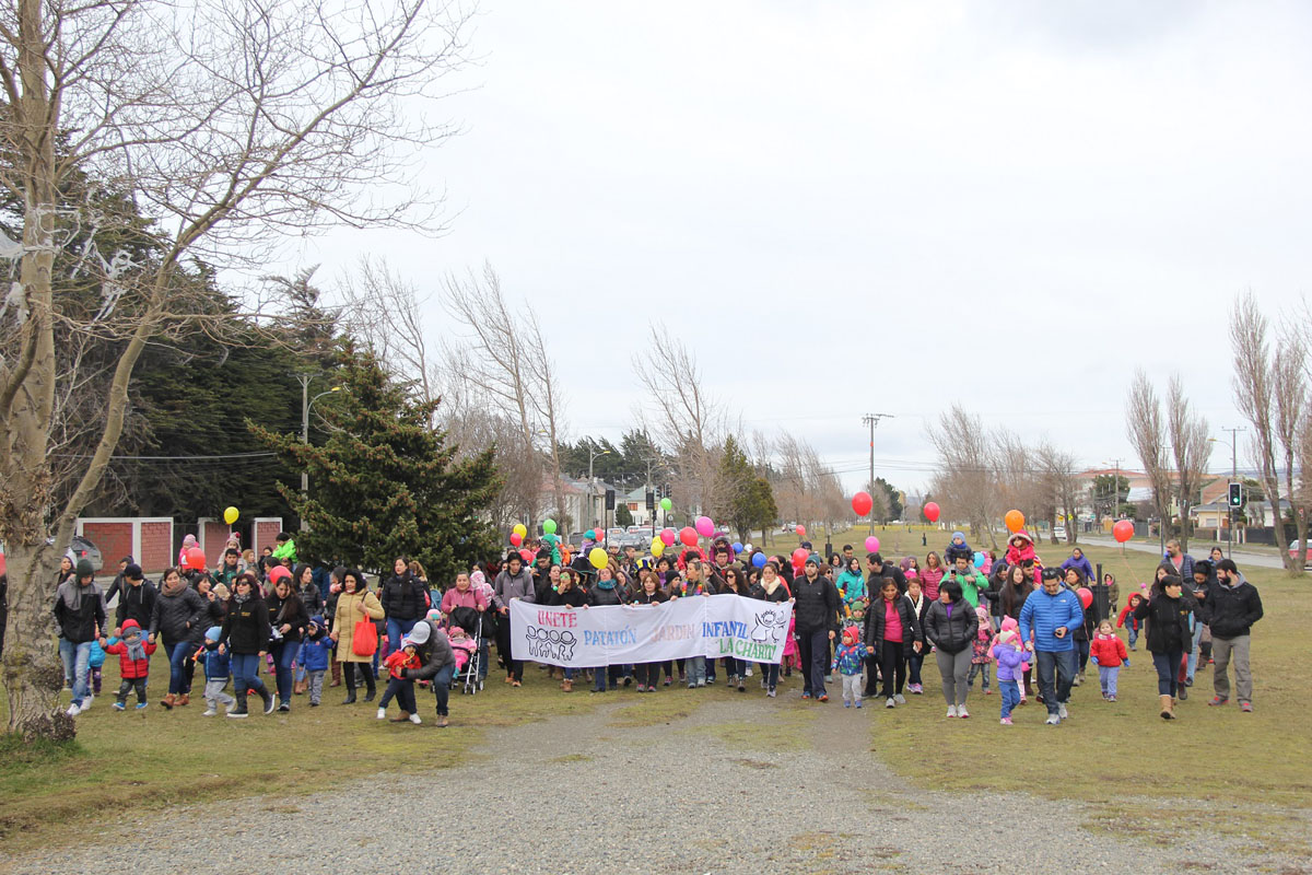 Jardín Infantil “Las charitas” celebró 22 años con concurrida “patatón” familiar por la Avenida Bulnes de Punta Arenas