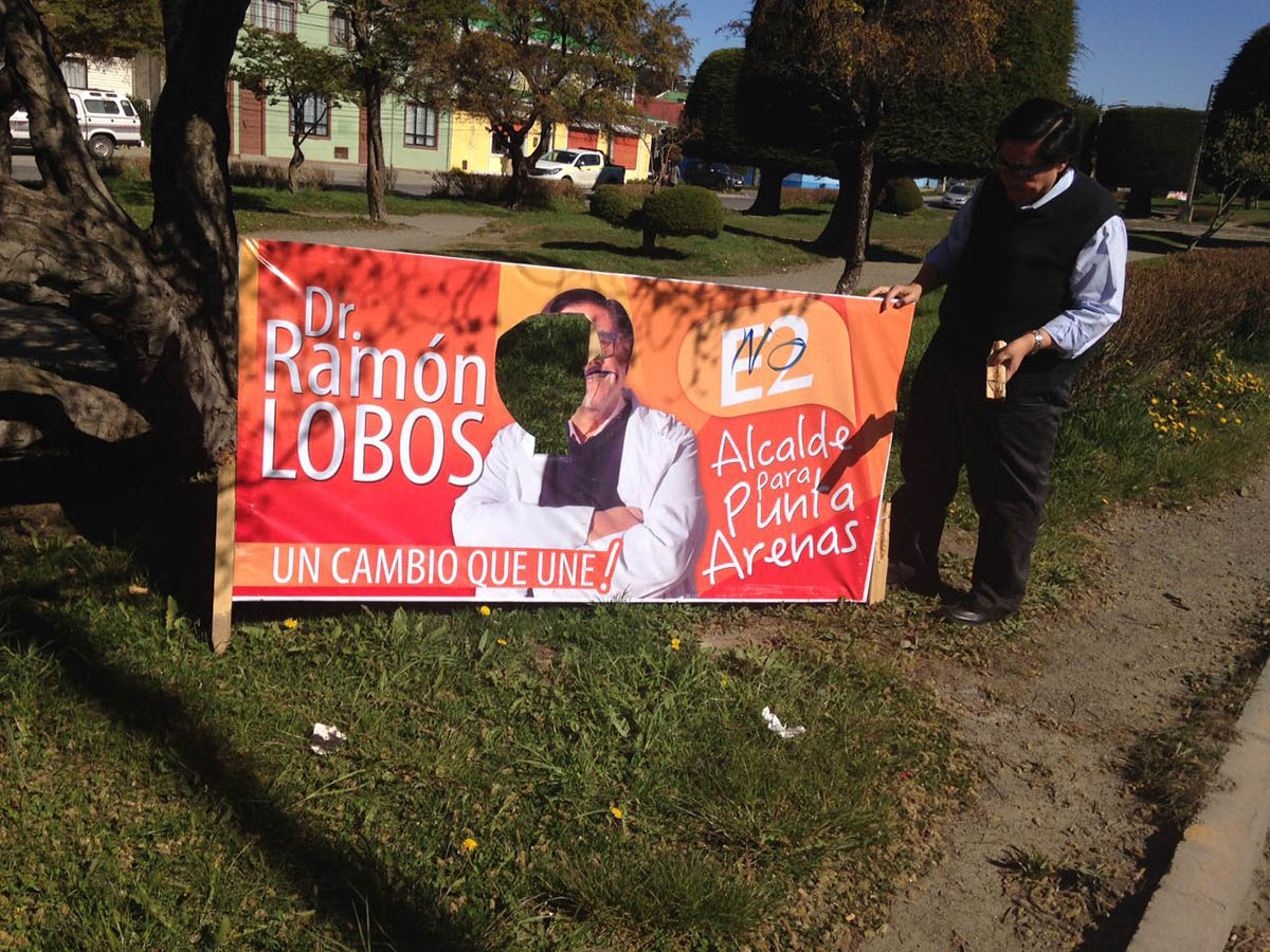Candidato a alcalde Ramón Lobos denunció destrucción de sus pancartas dispuestas en espacios públicos autorizadas por el SERVEL