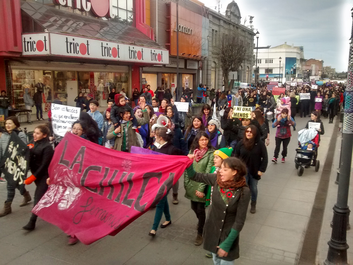 Campaña «Ni una Menos» convocó a cientos de personas en el centro de Punta Arenas