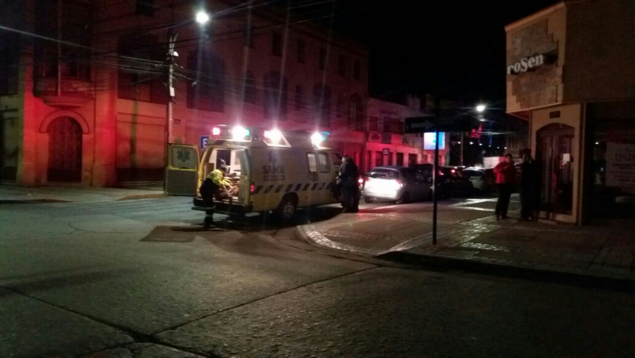 Violenta riña terminó con adulto mayor y una mujer apuñalados en pleno centro de Punta Arenas