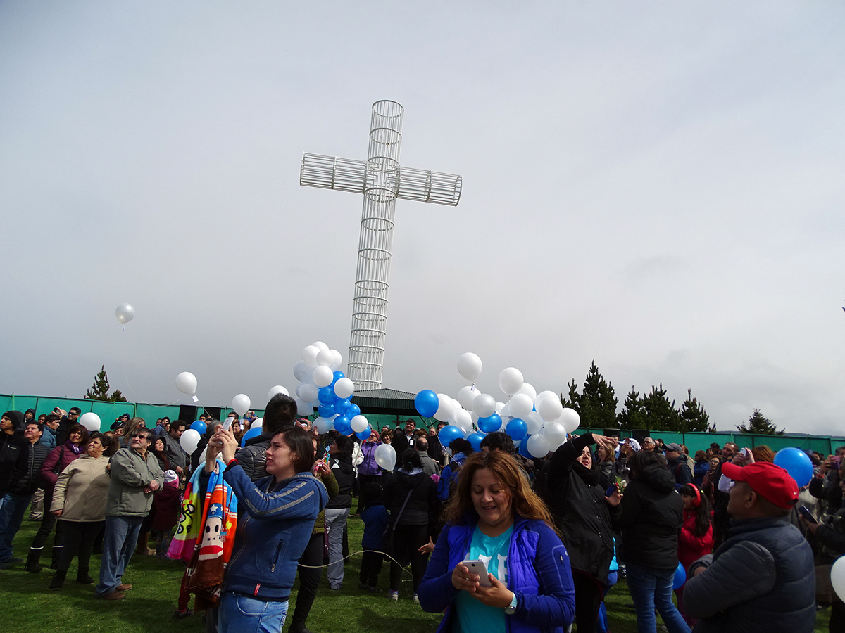Familias acompañaron a sus deudos en parques cementerios Cruz de Froward y Punta Arenas