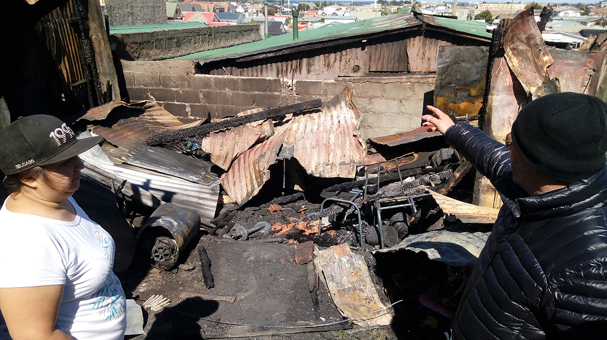 Vecino afectado por incendio de casa colindante asegura que daños bordean los 10 millones de pesos