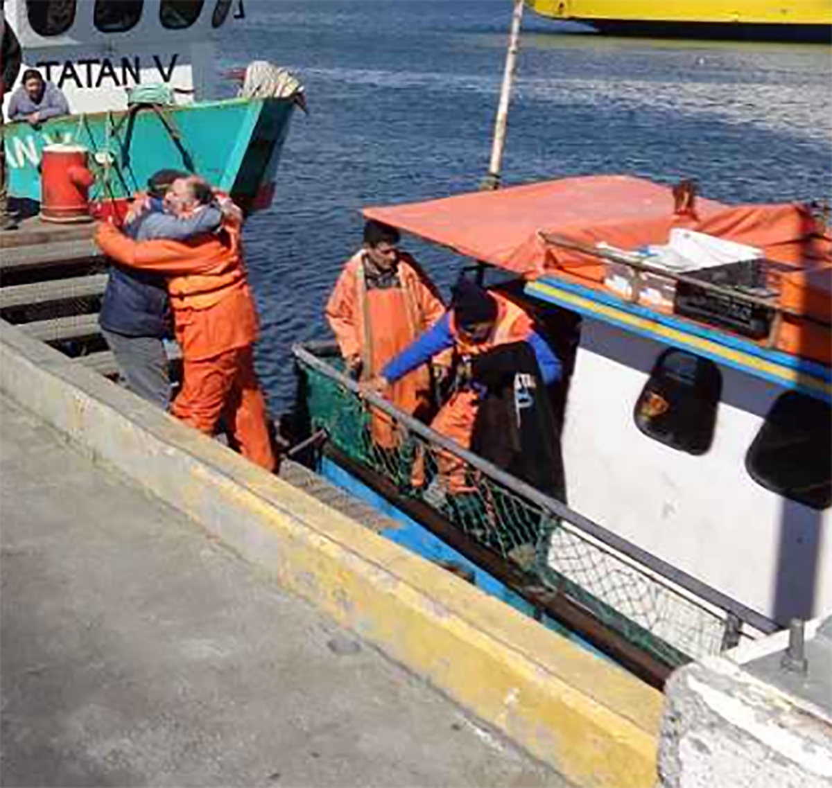 Cuatro pescadores ilesos tras hundimiento en aguas de la ciudad de Porvenir