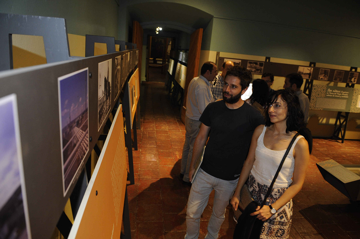 Se inauguró exhibición fotográfica que  da cuenta de la vida de los primeros campamentos petroleros en Magallanes