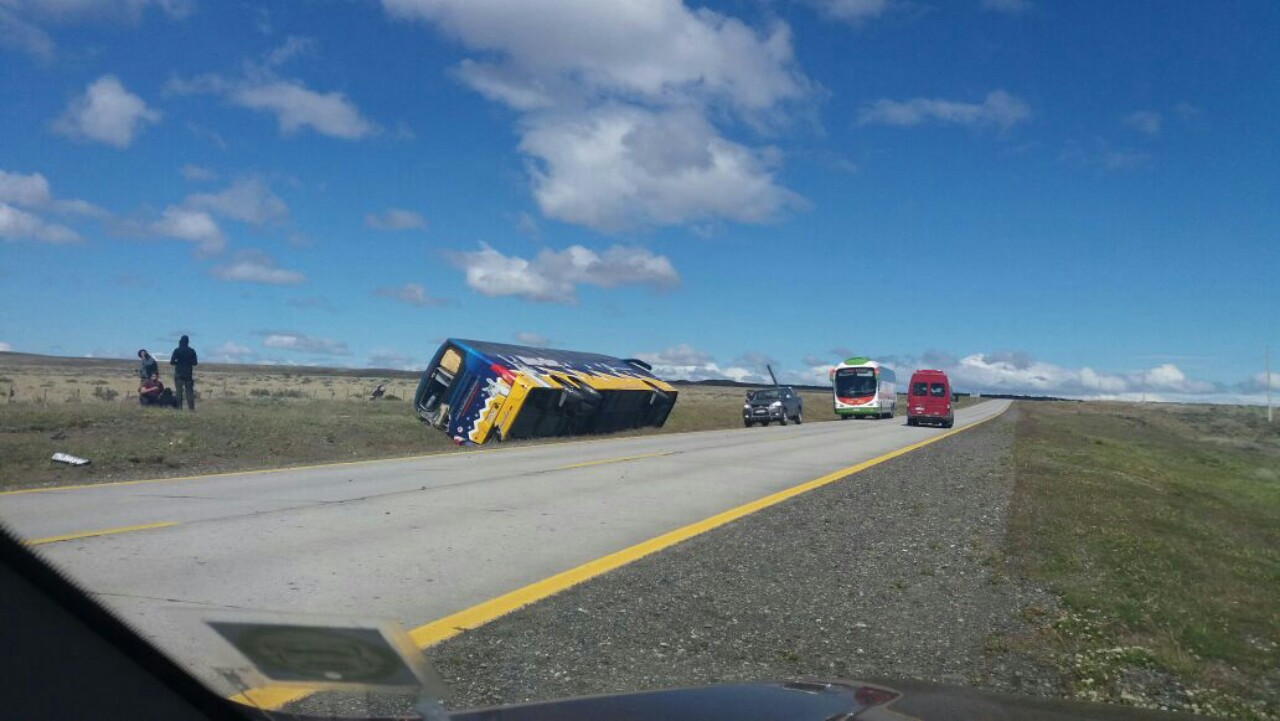 Bus de la empresa Bus Sur volcó camino a Puerto Natales con 30 pasajeros