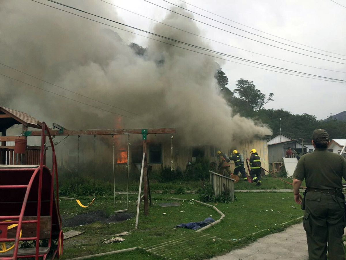 Incendio consumió vivienda en villa Ukika en Puerto Williams
