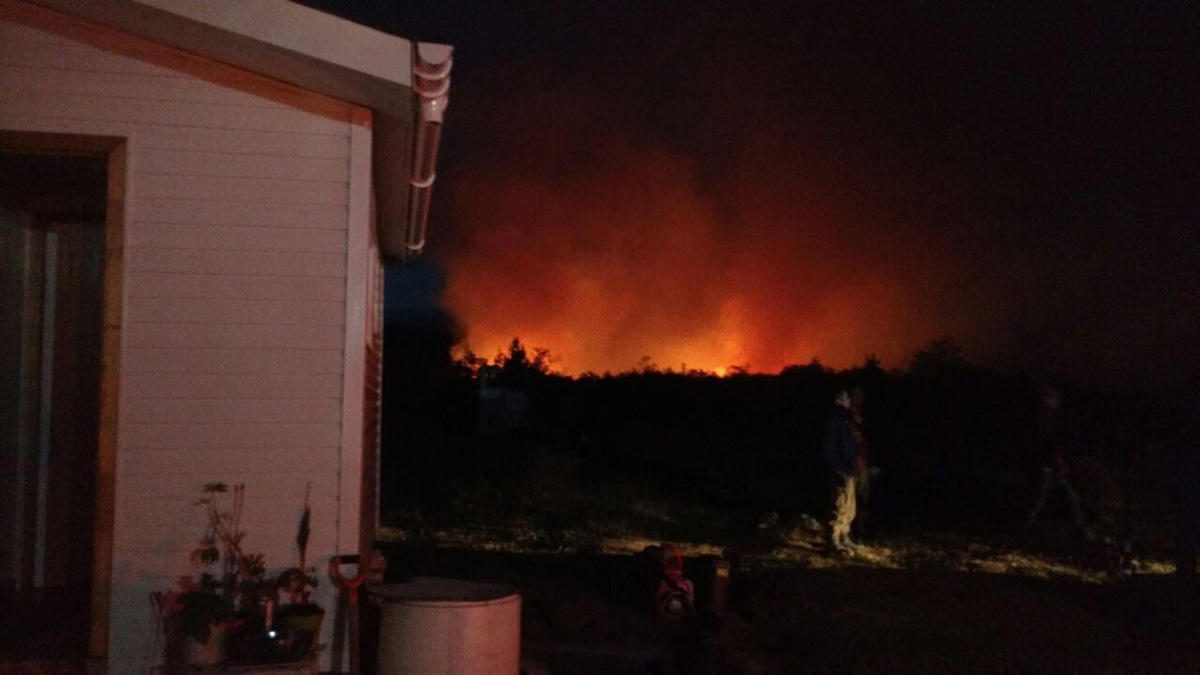 Continúan labores para extinguir incendio que afecta sector de San Juan
