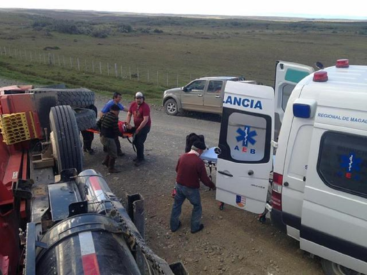 A Punta Arenas fue trasladan camionero que volcó en Tierra del Fuego