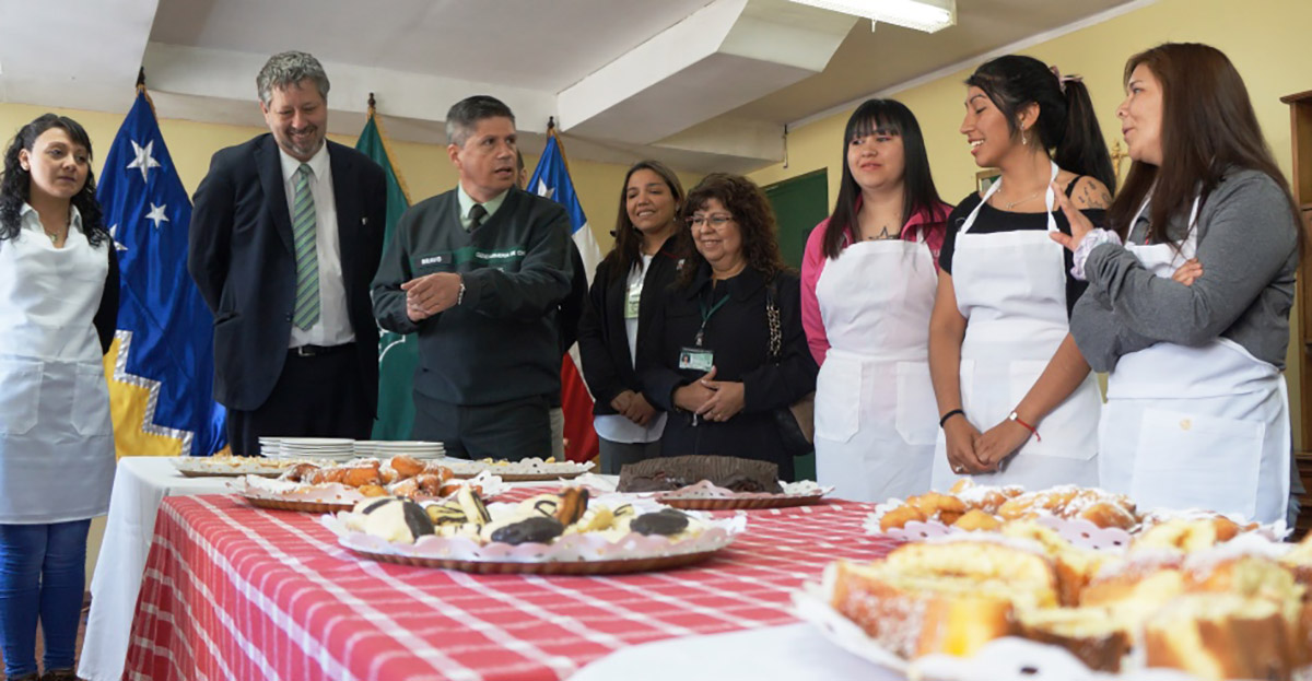 Internas de la cárcel aprenden repostería gracias al programa becas laborales de la CCHC Punta Arenas