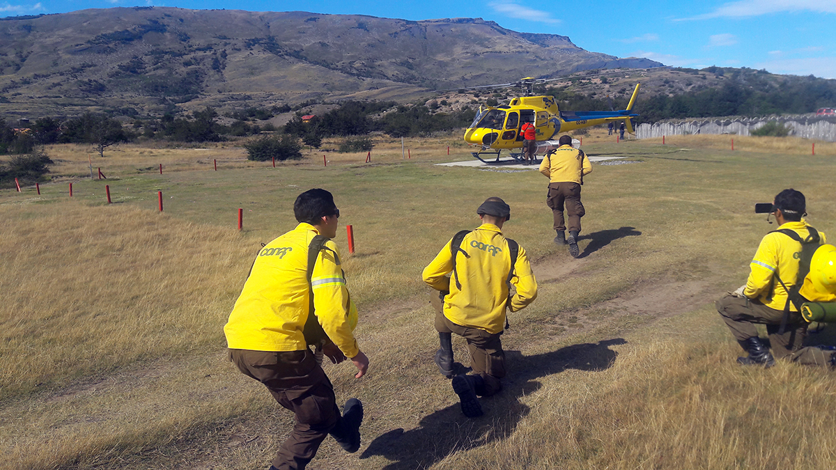 Helicóptero para incendios forestales permanecerá 8 días más en el Paine