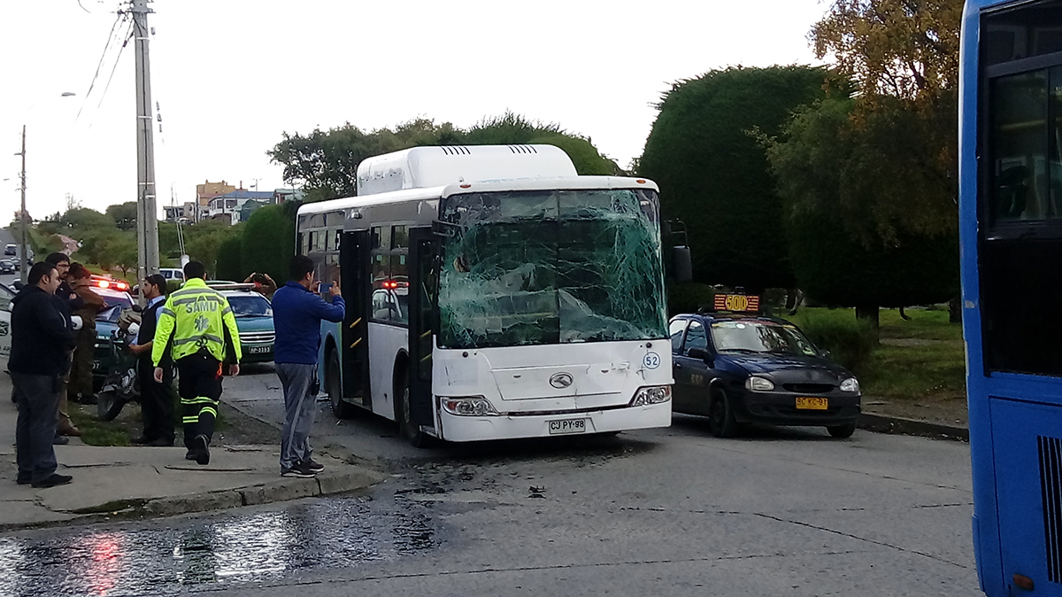 Choque entre dos buses de transporte público deja a 4 personas lesionadas