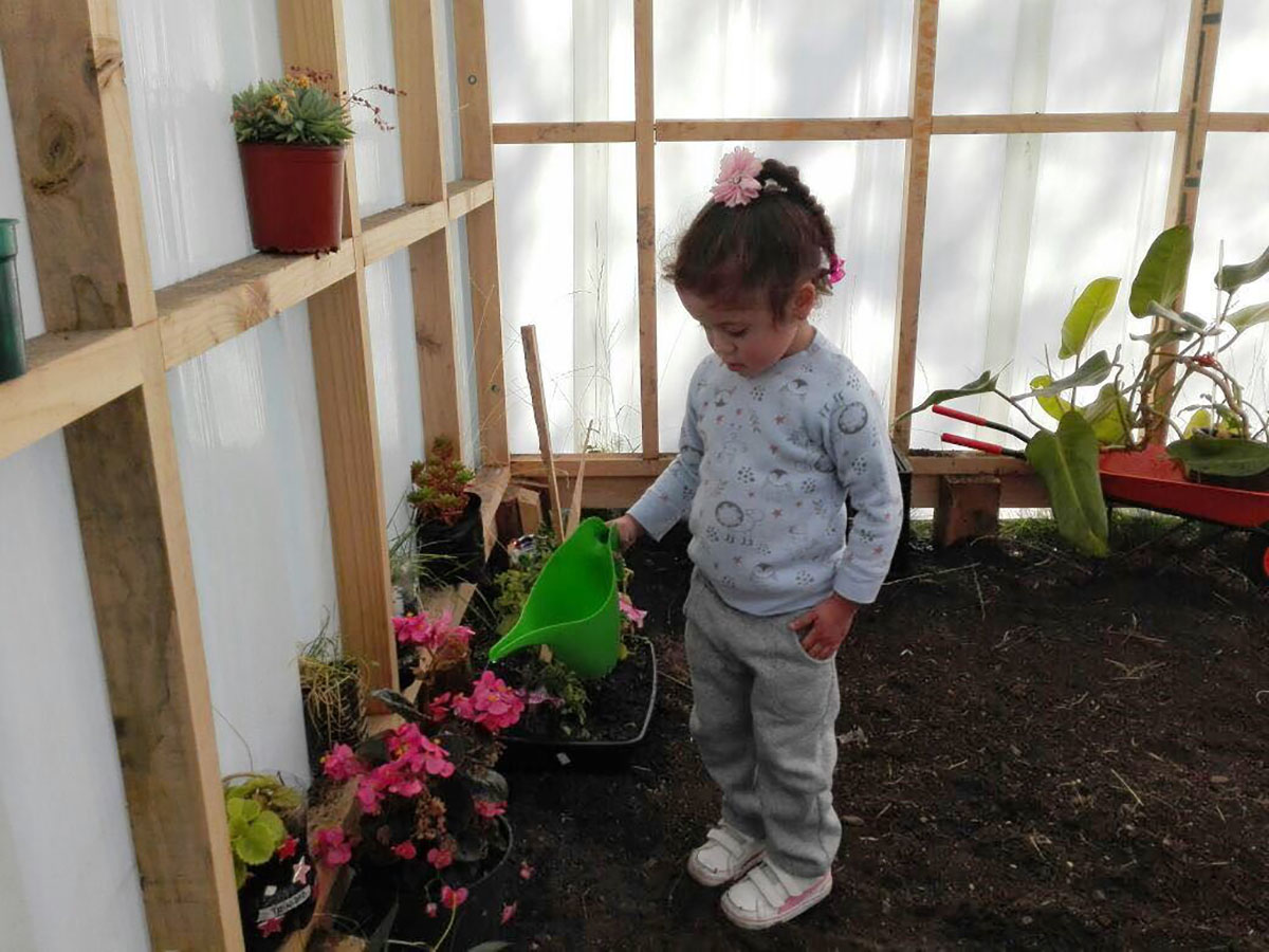 Niños del Jardín Infantil “Juan Ruiz Mancilla” aprenden a utilizar bien el agua regando las plantas de su invernadero