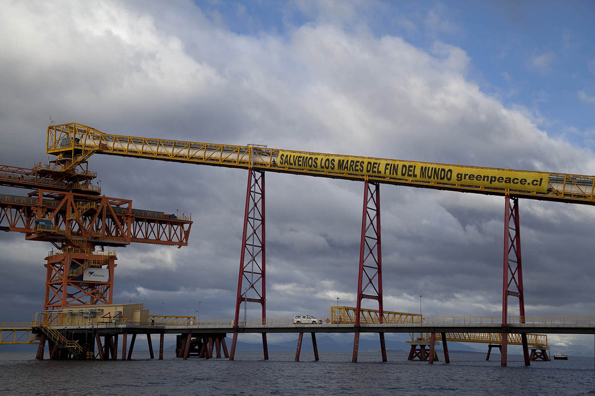 Acción en mina Invierno en isla Riesco: Greenpeace despliega activistas para denunciar otra de las grandes amenazas de los mares de Magallanes