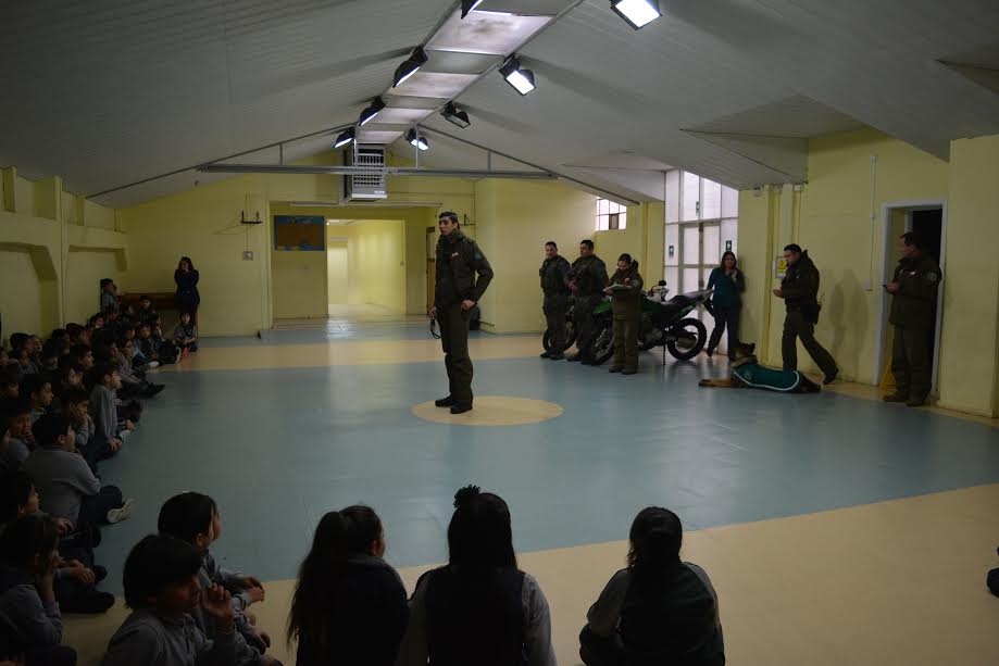 Carabineros visitan el Colegio Green Hill de Punta Arenas