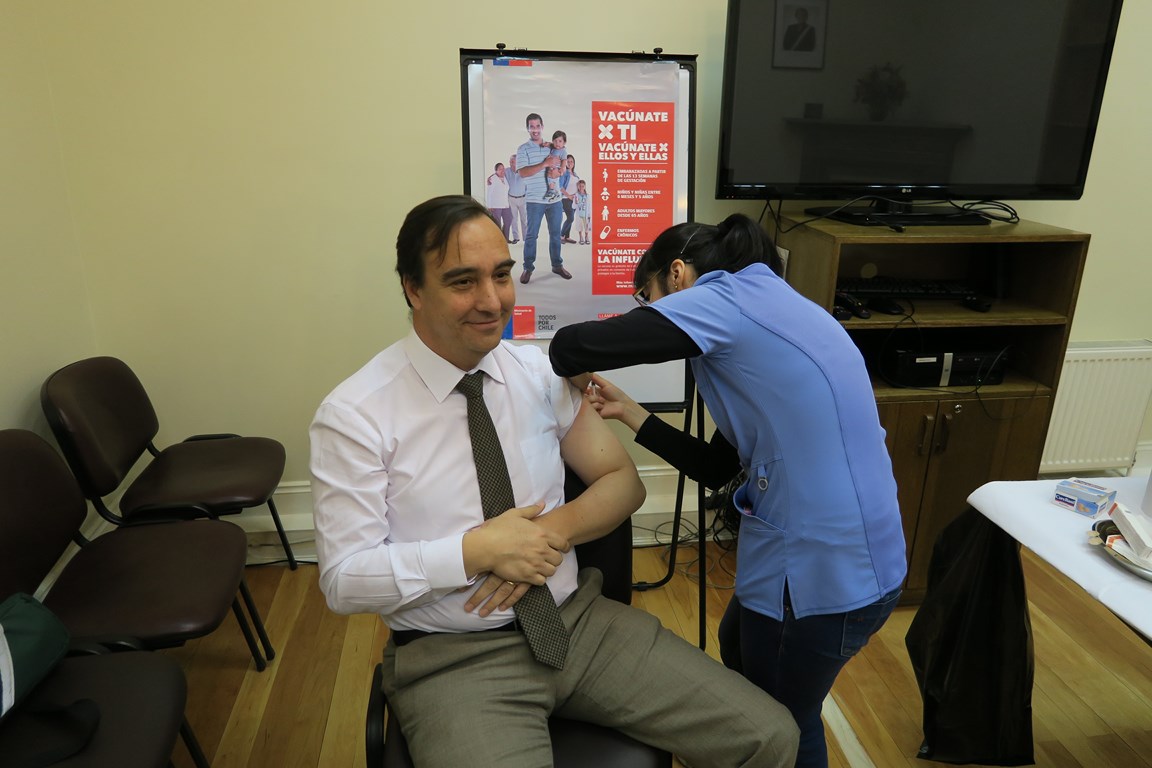 Intendente Jorge Flies da el ejemplo y participa en Campaña de Vacunación contra la Influenza en Punta Arenas