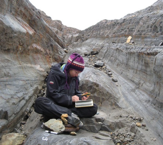 Destacan la labor científica de la paleontóloga Judith Pardo en Magallanes