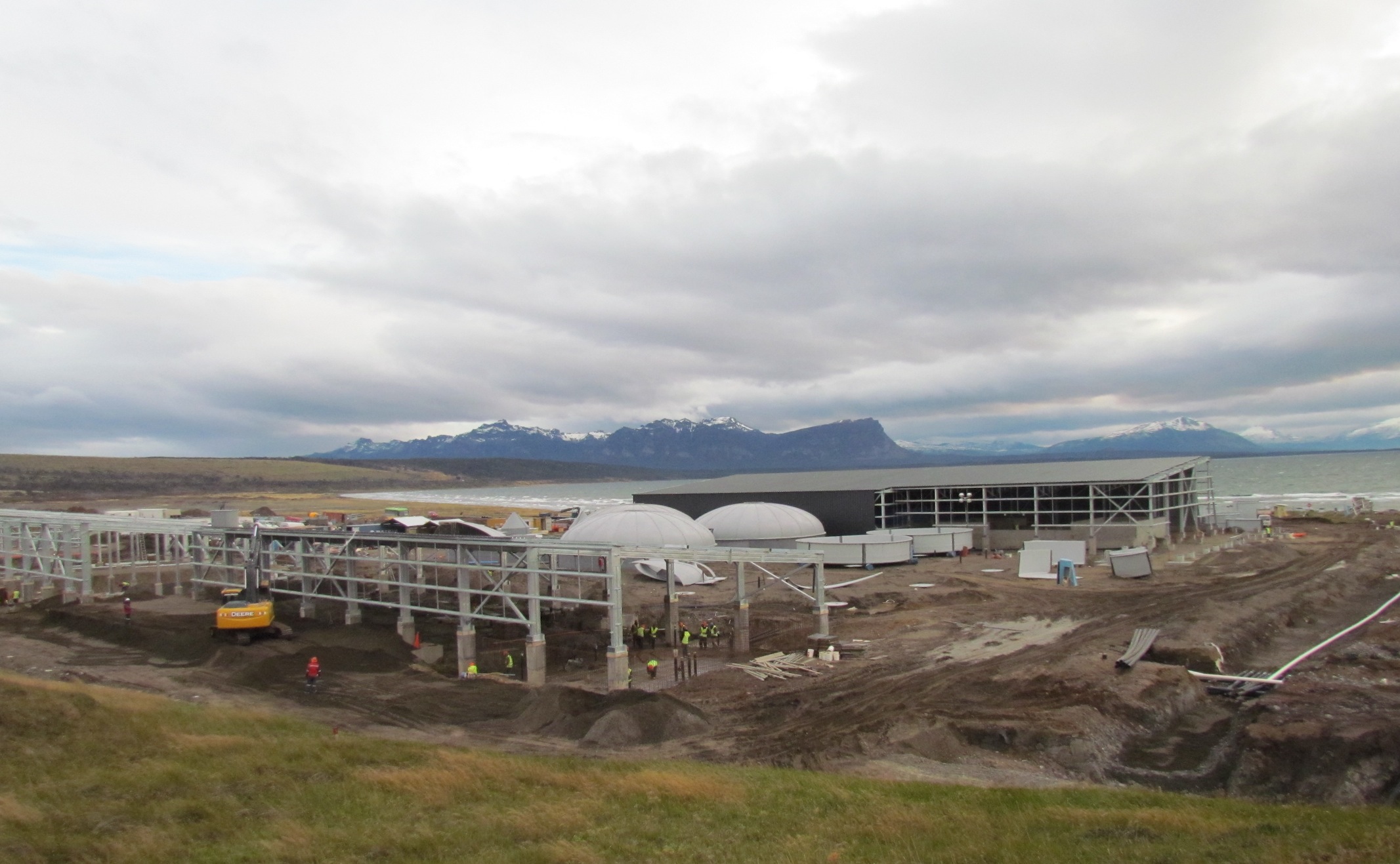Empresa salmonera en Puerto Natales podría perder permiso por extracción ilegal de agua de río, lago y pozo