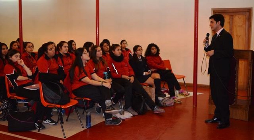 Más de 100 alumnas participaron en charla de ciberbullying en el Colegio María Auxiliadora de Punta Arenas