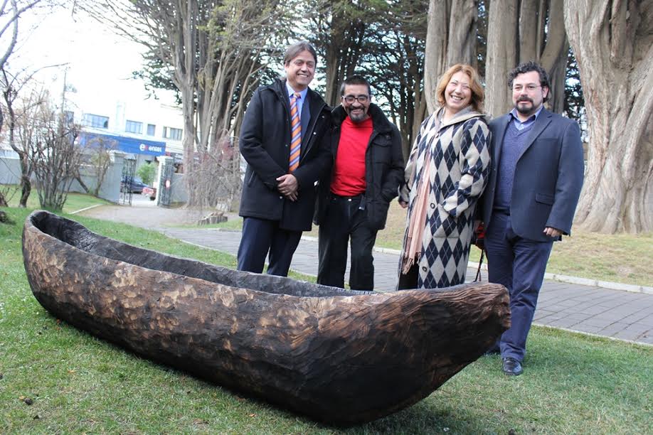 Instalan canoa kawésqar en Museo Regional de Magallanes construida por escultor Alfonso Cárcamo