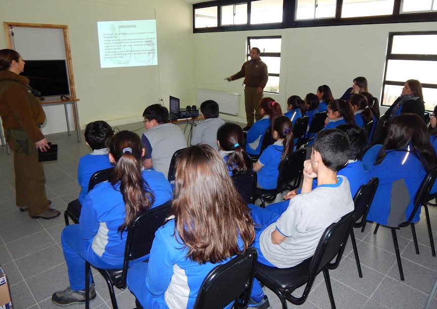 Carabineros desarrolla charla con estudiantes de la Escuela de San Gregorio, región de Magallanes