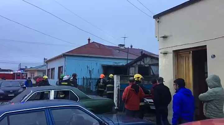 Incendio en Barrio Prat de Punta Arenas destruyó vivienda y taller mecánico
