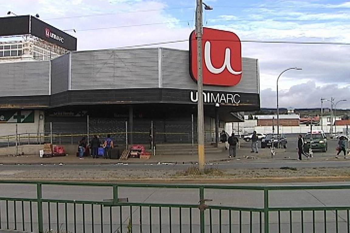 Supermercado UNIMARC Sur cerrado por Servicios de Salud ante presencia de fecas de ratones